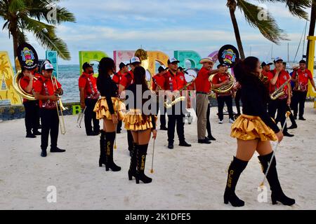 Le Guayabal Latin Band Municipal, d'El Salvador, se préparer à se produire à Central Park à San Pedro, Belize pour Noche Centroamericana. Banque D'Images