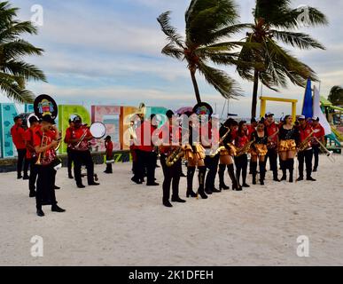 Le Guayabal Latin Band Municipal, d'El Salvador, se préparer à se produire à Central Park à San Pedro, Belize pour Noche Centroamericana. Banque D'Images