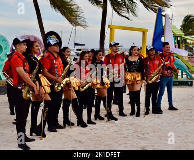 Le Guayabal Latin Band Municipal, d'El Salvador, se préparer à se produire à Central Park à San Pedro, Belize pour Noche Centroamericana. Banque D'Images