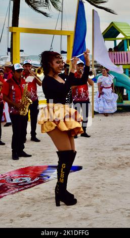 Le Guayabal Latin Band Municipal, d'El Salvador, se présentant avec ses danseurs au parc central de San Pedro, Belize pour Noche Centroamericana. Banque D'Images