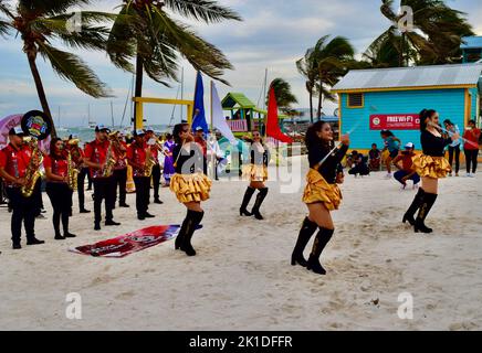 Le Guayabal Latin Band Municipal, d'El Salvador, se présentant avec ses danseurs au parc central de San Pedro, Belize pour Noche Centroamericana. Banque D'Images