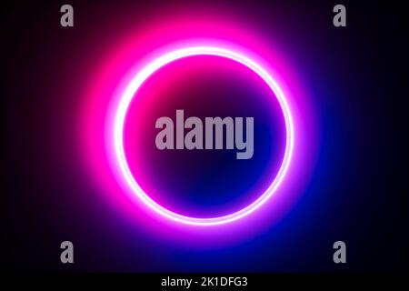 rendu 3d, cadre rond bleu rose fluo, cercle, forme d'anneau, espace vide, lumière ultraviolette, style rétro des années 80, scène de défilé de mode, arrière-plan abstrait Banque D'Images