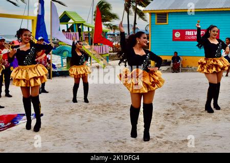 Le Guayabal Latin Band Municipal, d'El Salvador, se présentant avec ses danseurs au parc central de San Pedro, Belize pour Noche Centroamericana. Banque D'Images