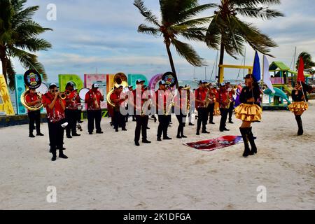 Le Guayabal Latin Band Municipal, d'El Salvador, se présentant avec ses danseurs au parc central de San Pedro, Belize pour Noche Centroamericana. Banque D'Images