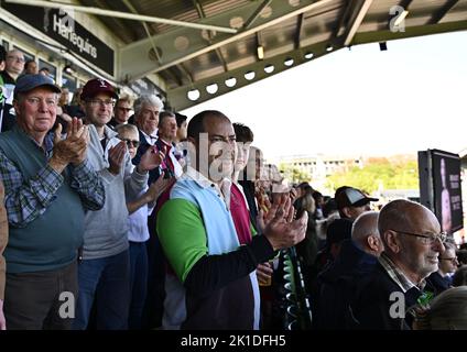 Twickenham, Royaume-Uni. 17th septembre 2022. Rugby, premier ministre. Harlequins V Saracens. La fonction Stiop. Twickenham. Les fans applaudissent après le silence de minutes avant le match de rugby Harlequins V Saracens Gallagher Premiership. Credit: Sport en images/Alamy Live News Banque D'Images