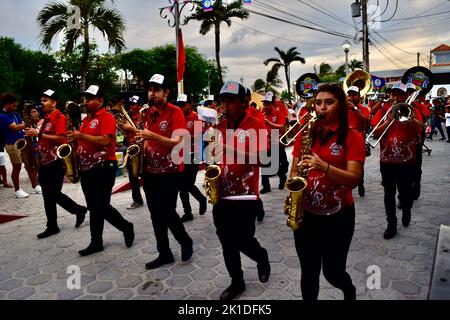 La Guayabal Latin Band Municipal, d'El Salvador, marchant dans les rues de San Pedro, Belize, en se présentant pour Noche Centroamericana. Banque D'Images