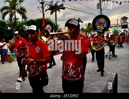 La Guayabal Latin Band Municipal, d'El Salvador, marchant dans les rues de San Pedro, Belize, en se présentant pour Noche Centroamericana. Banque D'Images