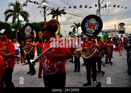 La Guayabal Latin Band Municipal, d'El Salvador, marchant dans les rues de San Pedro, Belize, en se présentant pour Noche Centroamericana. Banque D'Images