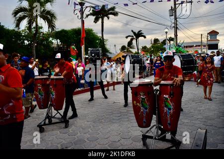 La Guayabal Latin Band Municipal, d'El Salvador, marchant dans les rues de San Pedro, Belize, en se présentant pour Noche Centroamericana. Banque D'Images