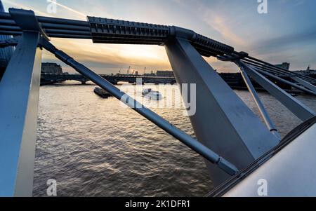 Au milieu de l'été, un touriste, plaisir de croisière touristique ferry les touristes en haut et en bas de la ville de Londres, la Tamise, vu de l'emblématique pont, comme après-coup Banque D'Images
