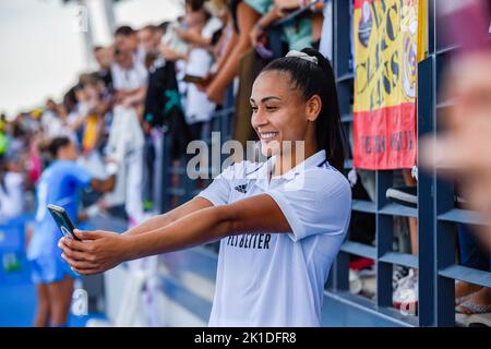 Madrid, Madrid, Espagne. 17th septembre 2022. KATHELLEN SOUSA (14) rencontre les fans à la fin du match de football entre.Real Madrid et Valence célébré à Madrid, Espagne au stade Alfredo Di Stefano le samedi 17 septembre 2022 valable pour la semaine de match 2 de la ligue de football de première division espagnole féminine 'Liga F' (Credit image: © Alberto Gardin/ZUMA Press Wire) Banque D'Images