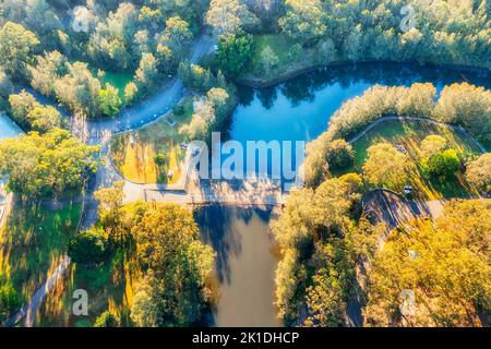 Rivière Lane Cover dans le parc national de Sydney - vue aérienne de haut en bas autour du centre des visiteurs et du passage de la rivière Weir. Banque D'Images