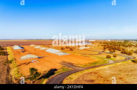 L'industrie agricole et les piles d'élévateurs de stockage de grain dans la région rurale Moree ville d'Australie - paysage aérien. Banque D'Images