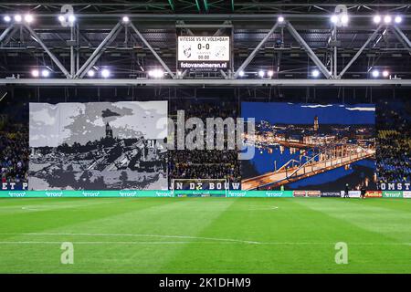 ARNHEM, PAYS-BAS - SEPTEMBRE 17 : des bannières à retenir WW2 lors du match hollandais entre vitesse et FC Volendam au Gelredome sur 17 septembre 2022 à Arnhem, pays-Bas (photo de Ben gal/Orange Pictures) Banque D'Images