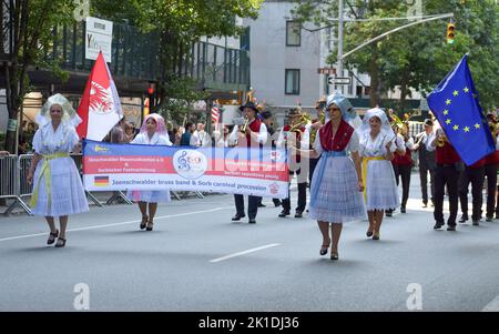 Les New-Yorkais allemands habillent la Cinquième Avenue à New York lors de la parade annuelle de la journée de Steuben le 17 septembre 2022 Banque D'Images