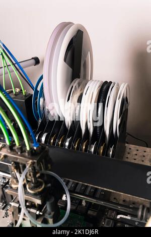 Divers rouleaux de ruban avec composants électriques à monter sur les cartes de circuits imprimés de ci par un dispositif CMS à montage en surface. Technologie moderne. Tir vertical. Photo de haute qualité Banque D'Images