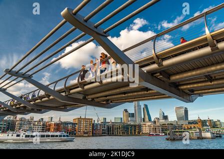 London South Bank,England,UK-Augst 21 2019:.On a fine, après-midi d'été, les touristes et les travailleurs marchent à travers le pont emblématique, s'arrêtant pour profiter de la vue t Banque D'Images