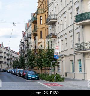 Une rangée de voitures garées et d'immeubles d'appartements dans le quartier de Lazarz, en Pologne Banque D'Images