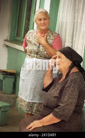 Roumanie, 2000. Les femmes âgées de Greci, dans le comté de Tulcea. Banque D'Images