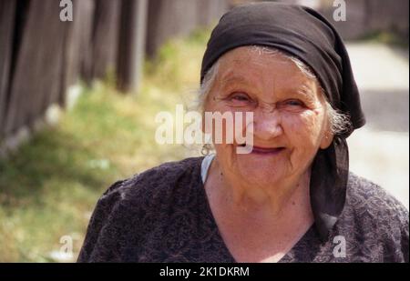 Roumanie, 2000. Portrait d'une femme âgée à Greci, dans le comté de Tulcea. Banque D'Images