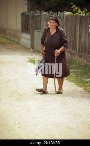 Roumanie, 2000. Femme âgée à Greci, dans le comté de Tulcea. Banque D'Images