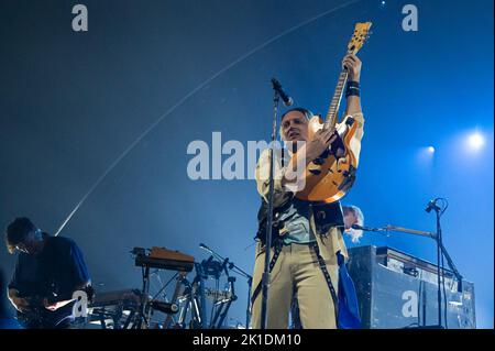 Milan, Italie. 17th septembre 2022. Milan, Italie - 17 septembre 2022: Musicien et chanteur Win Butler of Arcade Fire se produit sur scène au Forum de Mediolanum à Assago, Italie (photo de Piero Cruciatti/Sipa USA) crédit: SIPA USA/Alamy Live News Banque D'Images