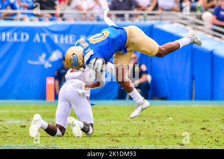 Pasadena, CA. 17th septembre 2022. Le grand récepteur Kam Brown #0 d'UCLA Bruins capture la passe en action pendant le troisième trimestre du match de football NCAA entre les Bruins d'UCLA et les Jaguars du sud de l'Alabama au Rose Bowl à Pasadena, Californie.photo obligatoire crédit: Louis Lopez/Cal Sport Media/Alay Live News Banque D'Images