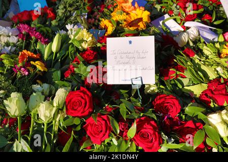 Londres, Royaume-Uni. 17th septembre 2022. Couronne du Chelsea football Club et hommages floraux pour Queen Elizabeth II posés à Hyde Park, Londres comme un débordement pour Green Park. Comme le nombre de visiteurs a dépassé les attentes de voir et de placer des hommages floraux, Green Park a dû fermer plusieurs fois samedi, laissant beaucoup de visiteurs déçus, donc un nouveau quartier a été commencé à Hyde Park, qui était beaucoup plus accessible et moins bondé. Crédit : Paul Brown/Alay Live News Banque D'Images