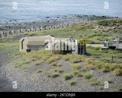 AJAXNETPHOTO. 25TH AOÛT 2022. IJMUIDEN, PAYS-BAS. - FORTERESSE DE L'ÎLE - L'ÎLE DE FORTEILAND, SITE CLASSÉ AU PATRIMOINE MONDIAL DE L'UNESCO QUI GARDE L'ENTRÉE DE LA RIVIÈRE AMSTEL À L'ENTRÉE DU CANAL DE LA MER DU NORD. CONSTRUIT EN 1880 POUR DÉFENDRE LA RÉGION ET LIMITER LE TRAFIC MARITIME À DESTINATION D'AMSTERDAM. L'ÎLE A ÉTÉ UTILISÉE PAR L'ALLEMAGNE PENDANT LA DEUXIÈME GUERRE MONDIALE COMME PARTIE DE LA LIGNE DE DÉFENSE DU MUR DE L'ATLANTIQUE. PHOTO:TONY HOLLAND/AJAX REF:DTH 2202 Banque D'Images