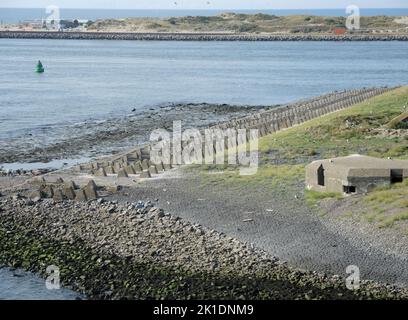 AJAXNETPHOTO. 25TH AOÛT 2022. IJMUIDEN, PAYS-BAS. - FORTERESSE DE L'ÎLE - L'ÎLE DE FORTEILAND, SITE CLASSÉ AU PATRIMOINE MONDIAL DE L'UNESCO QUI GARDE L'ENTRÉE DE LA RIVIÈRE AMSTEL À L'ENTRÉE DU CANAL DE LA MER DU NORD. CONSTRUIT EN 1880 POUR DÉFENDRE LA RÉGION ET LIMITER LE TRAFIC MARITIME À DESTINATION D'AMSTERDAM. L'ÎLE A ÉTÉ UTILISÉE PAR L'ALLEMAGNE PENDANT LA DEUXIÈME GUERRE MONDIALE COMME PARTIE DE LA LIGNE DE DÉFENSE DU MUR DE L'ATLANTIQUE. PHOTO:TONY HOLLAND/AJAX REF:DTH 2204 Banque D'Images