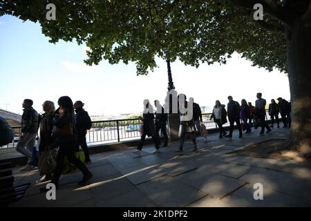 Londres, Royaume-Uni. 17th septembre 2022. Les membres de la file publique font la queue pour voir le cercueil de sa Majesté la reine Elizabeth II qui est couché dans l'État à Westminster Hall à Londres samedi, 17 septembre 2022. Les funérailles de la reine Elizabeth II auront lieu à l'abbaye de Westminster le lundi 19th septembre et devraient être suivies par des dirigeants du monde entier. Photo de Hugo Philpott/UPI crédit: UPI/Alay Live News Banque D'Images