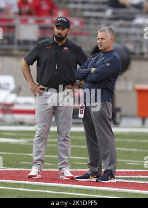 Columbus, États-Unis. 17th septembre 2022. Ryan Day, entraîneur-chef des Buckeyes de l'État de l'Ohio, parle avec Jason Candle, entraîneur-chef des Toledo Rockets, avant leur match à Columbus, Ohio, samedi, 17 septembre 2022. Photo par Aaron Josefczyk/UPI crédit: UPI/Alay Live News Banque D'Images