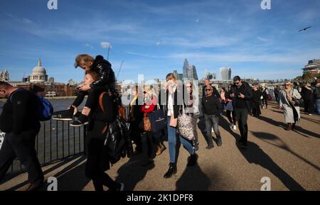 Londres, Royaume-Uni. 17th septembre 2022. Les membres de la file publique font la queue pour voir le cercueil de sa Majesté la reine Elizabeth II qui est couché dans l'État à Westminster Hall à Londres samedi, 17 septembre 2022. Les funérailles de la reine Elizabeth II auront lieu à l'abbaye de Westminster le lundi 19th septembre et devraient être suivies par des dirigeants du monde entier. Photo de Hugo Philpott/UPI crédit: UPI/Alay Live News Banque D'Images