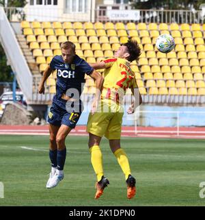 Uzhhorod, Ukraine - 29 août 2022: Yevhen Pidlepenets de Métaliste Kharkiv lutte pour une balle avec Oleksandr Kucherenko des Inhulets lors de leur VBET Ukraine Premier League match au stade Avanhard Banque D'Images