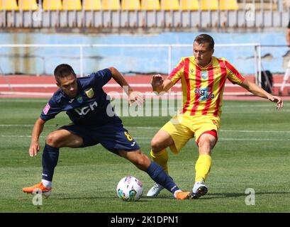 Uzhhorod, Ukraine - 29 août 2022: Serhii Panasenko de Métaliste Kharkiv lutte pour une balle avec Vladyslav Klymenko d'Inhulets lors de leur VBET Ukraine Premier League match au stade Avanhard Banque D'Images