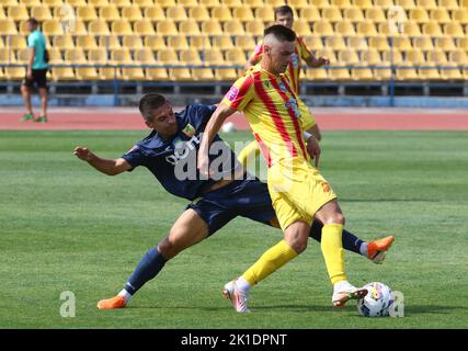 Uzhhorod, Ukraine - 29 août 2022: Serhii Panasenko de Métaliste Kharkiv combat pour une balle avec Taras Sakiv d'Inhulets lors de leur VBET Ukraine Premier League match au stade Avanhard Banque D'Images