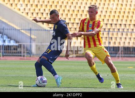 Uzhhorod, Ukraine - 29 août 2022: Yehor Kartushov de Métaliste Kharkiv lutte pour une balle avec Volodymyr Odariuk d'Inhulets lors de leur VBET Ukraine Premier League match au stade Avanhard Banque D'Images