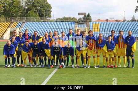 Uzhhorod, Ukraine - 29 août 2022 : les joueurs métalistes Kharkiv et Inhulets posent pour une photo de groupe avant leur match de la première Ligue ukrainienne VBET au stade Avanhard d'Uzhhorod Banque D'Images