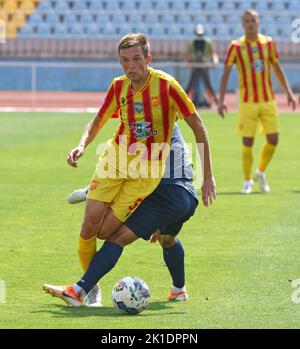 Uzhhorod, Ukraine - 29 août 2022: Yevhen Zaporozhets d'Inhulets en action pendant le JEU VBET de la première Ligue ukrainienne contre le métaliste Kharkiv au stade Avanhard d'Uzhhorod Banque D'Images