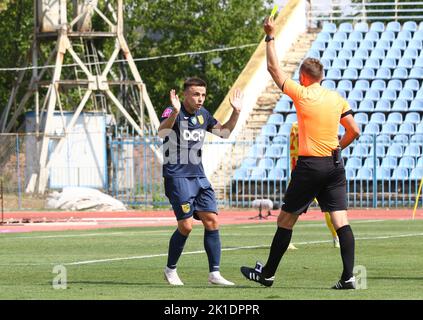 Uzhhorod, Ukraine - 29 août 2022: L'arbitre Vitalii Romanov présente une carte jaune à Dmytro Korkishko de Métaliste Kharkiv lors de la VBET Premier League ukrainienne contre les inhulets au stade Avanhard Banque D'Images