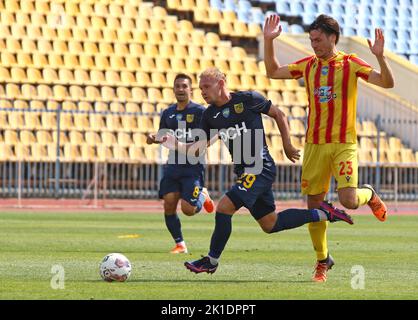 Uzhhorod, Ukraine - 29 août 2022: Viacheslav Tankovskyi, de Métaliste Kharkiv lutte pour une balle avec Oleksandr Kucherenko des Inhulets lors de leur JEU VBET de la première Ligue ukrainienne Banque D'Images