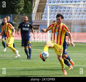 Uzhhorod, Ukraine - 29 août 2022: Oleksandr Kucherenko des Inhulets en action pendant le JEU DE la première Ligue ukrainienne VBET contre le métaliste Kharkiv au stade Avanhard d'Uzhhorod Banque D'Images