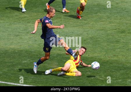 Uzhhorod, Ukraine - 29 août 2022: Yevhen Pidlepenets de Métaliste Kharkiv lutte pour une balle avec Yevhen Zaporozhets d'Inhulets lors de leur VBET Ukraine Premier League match au stade Avanhard Banque D'Images