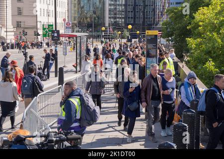 Les gens qui se joignent aux files d'attente le long de la rive sud de la Tamise pour respecter la reine qui se trouve dans l'État de Westminster Hall, Londres, Royaume-Uni Banque D'Images