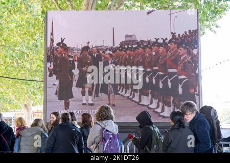 Les gens qui se joignent aux files d'attente le long de la rive sud de la Tamise pour respecter la reine qui se trouve dans l'État de Westminster Hall, Londres, Royaume-Uni Banque D'Images
