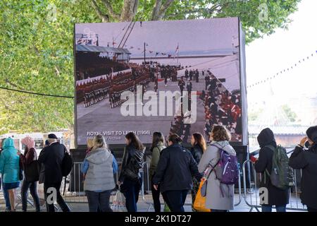 Les gens qui se joignent aux files d'attente le long de la rive sud de la Tamise pour respecter la reine qui se trouve dans l'État de Westminster Hall, Londres, Royaume-Uni Banque D'Images