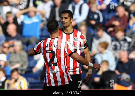 Preston, Royaume-Uni. 17th septembre 2022. Ilimanan Ndiaye de Sheffield United (r) célèbre avec ses coéquipiers après avoir marquant le but 1st de ses équipes. EFL Skybet Championship Match, Preston North End v Sheffield Utd au stade Deepdale de Preston le samedi 17th septembre 2022. Cette image ne peut être utilisée qu'à des fins éditoriales. Utilisation éditoriale uniquement, licence requise pour une utilisation commerciale. Aucune utilisation dans les Paris, les jeux ou les publications d'un seul club/ligue/joueur.pic par Chris Stading/Andrew Orchard sports Photography/Alamy Live News crédit: Andrew Orchard sports Photography/Alamy Live News Banque D'Images