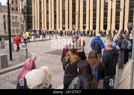 Les gens qui se joignent aux files d'attente le long de la rive sud de la Tamise pour respecter la reine qui se trouve dans l'État de Westminster Hall, Londres, Royaume-Uni Banque D'Images