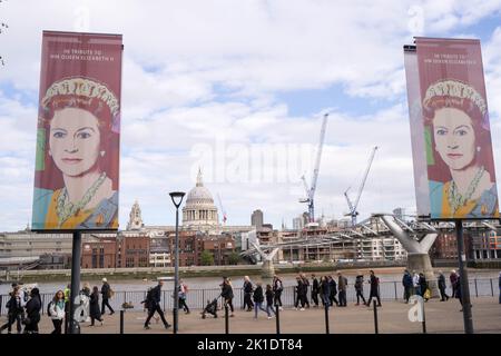 Les gens qui se joignent aux files d'attente le long de la rive sud de la Tamise pour respecter la reine qui se trouve dans l'État de Westminster Hall, Londres, Royaume-Uni Banque D'Images