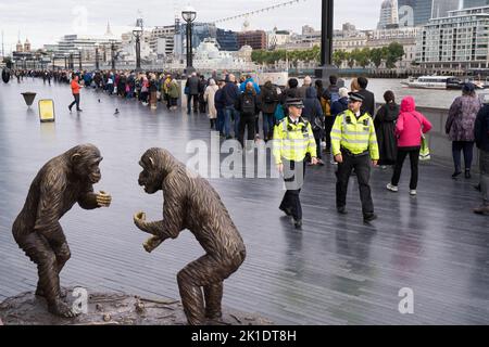 Les gens qui se joignent aux files d'attente le long de la rive sud de la Tamise pour respecter la reine qui se trouve dans l'État de Westminster Hall, Londres, Royaume-Uni Banque D'Images